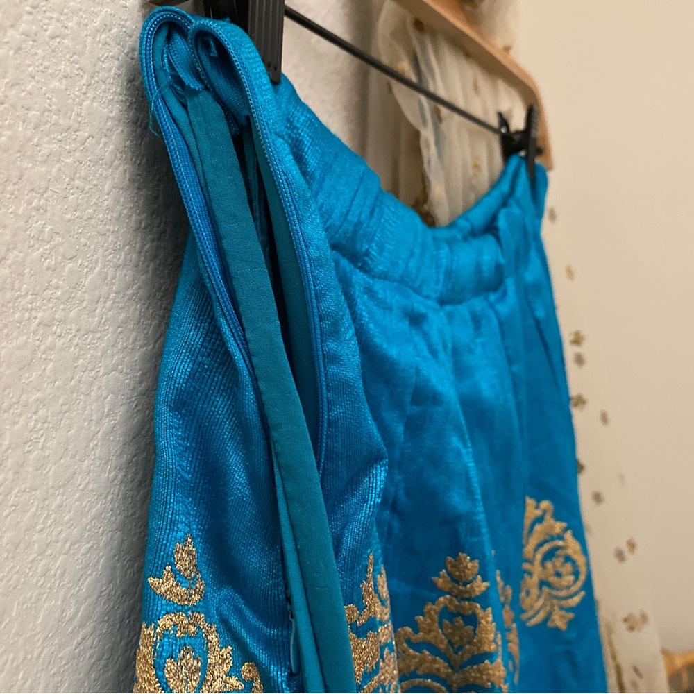 Authentic embroidered imported Indian silk wedding lehenga - Picture 5 of 16